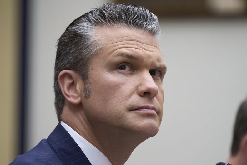 ARCHIVO – El secretario de Defensa de Estados Unidos, Pete Hegseth, responde preguntas sobre el presupuesto del Pentágono ante la Comisión de Servicios Armados del Senado en el Capitolio, en Washington, el 12 de junio de 2025. (AP Foto/J. Scott Applewhite, Archivo)