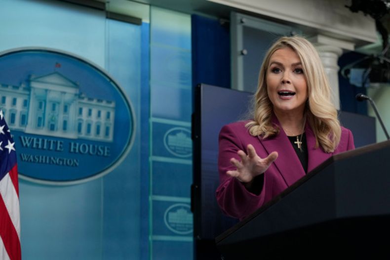 ARCHIVO - La secretaria de prensa de la Casa Blanca, Karoline Leavitt, habla en la rueda de prensa diaria en la Casa Blanca en Washington, el martes 28 de enero de 2025. (Foto AP/Ben Curtis, Archivo)