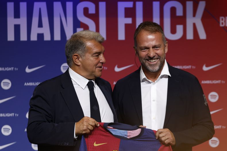 El nuevo entrenador del Barcelona Hansi Flick y el presidente del club Joan Laporta posan para una foto durante su presentación el jueves 25 de julio del 2024. (AP Foto/Joan Monfort)