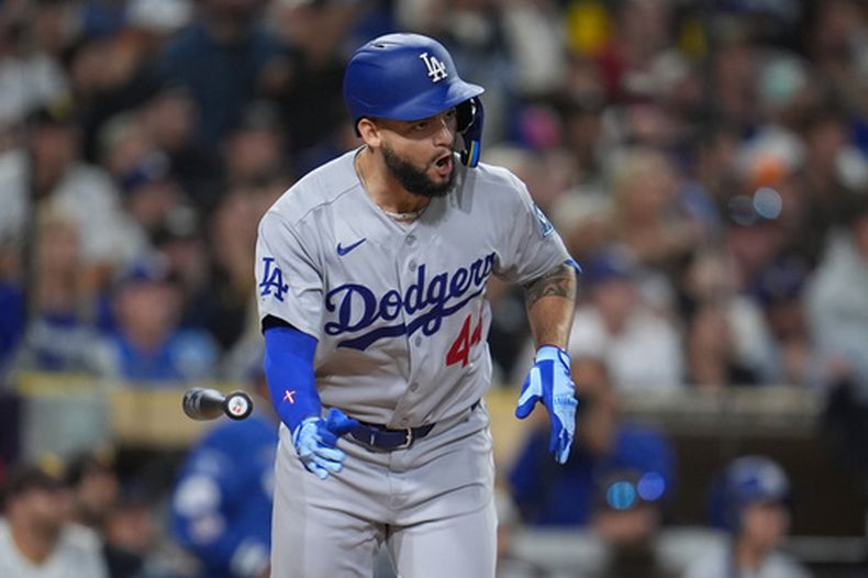 El cubano Andy Pages, de los Dodgers de Los Ángeles, reacciona tras pegar un elevado de sacrificio ante los Padres de San Diego, el martes 19 de mayo de 2026 (AP Foto/Gregory Bull)