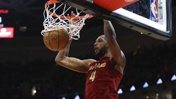 Evan Mobley, de los Cavaliers de Cleveland, clava el balón en contra de los Hornets de Charlotte durante la primera mitar del juego de baloncesto de la NBA, el lunes 25 de marzo de 2024, en Cleveland. (AP Foto/Ron Schwane)