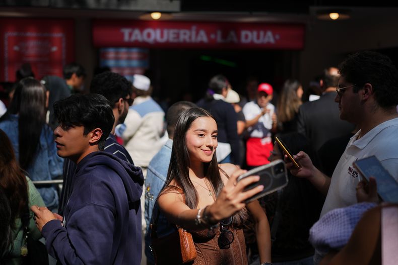 Una fan se toma una selfie en la inauguración de la taquería La Dua de la estrella de la música, un restaurante emergente para sus fans en la Ciudad de México, el lunes 1 de diciembre de 2025. (Foto AP/Eduardo Verdugo)
