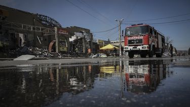 Foto suministrada por el Departamento de Prensa de la 24ta Unidad Mecanizada de Ucrania, que muestra a bomberos apagando el incendio tras un ataque de drones rusos contra un mercado en el pueblo de Druzhkivka en la región de Donetsk, Ucrania, el 2 de agosto del 2025, (Oleg Petrasiuk/ Departamento de Prensa de la 24ta Unidad Mecanizada de Ucrania via AP)