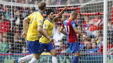 americateve | Mikel Arteta, al centro, de Arsenal, celebra su gol de penal contra Crystal Palace durante un partido de la liga Premier en Londres el s&aacute;bado, 26 de octubre del 2013.  (Foto AP/Sang Tan)
