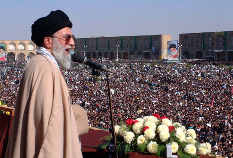 PERFIL – El ayatolá Ali Jamenei, entonces líder supremo de Irán, habla ante miles de personas reunidas en la Plaza del Imán en Isfahán, Irán, el 30 de octubre de 2001. (AP Foto, Archivo)