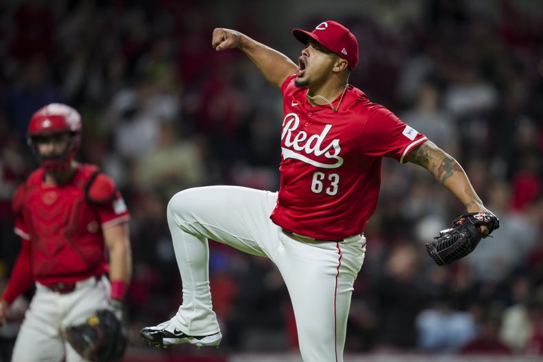El puertorriqueño Fernando Cruz, de los Rojos de Cincinnati, festeja tras sacar el último out del séptimo episodio del juego ante los Filis de Filadelfia, el miércoles 24 de abril de 2024 (AP Foto/Aaron Doster)