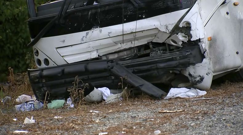 Foto de KABC-TV que muestra al autobús que chocó con una SUV en Los Ángeles el 11 de mayo del 2025. (KABC-TV via AP)