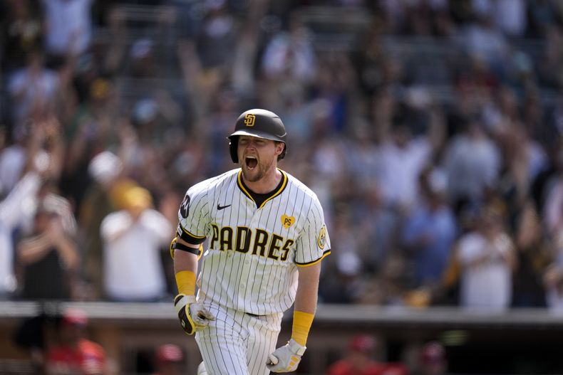 Jake Cronenworth, de los Padres de San Diego, festeja tras conectar un grand slam el miércoles 1 de mayo de 2024, en el encuentro ante los Rojos de Cincinnati (AP Foto/Gregory Bull)