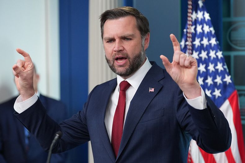 El vicepresidente de Estados Unidos, JD Vance, habla con reporteros en la Sala de Prensa James Brady de la Casa Blanca, el 3 de septiembre de 2026, en Washington. (AP Foto/Alex Brandon)