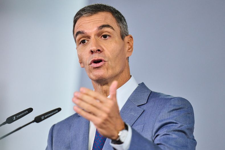 El presidente de gobierno español Pedro Sánchez en el Palacio de la Moncloa en Madrid, el 6 de octubre del 2026. (AP foto/Bernat Armangue)