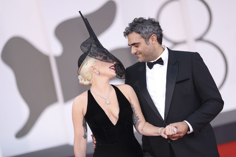 Lady Gaga y Michael Polansky posan a su llegada al estreno de la película Joker: Folie A Deux durante la 81ª edición del Festival de Cine de Venecia en Venecia, Italia, el miércoles 4 de septiembre de 2024. (Foto Vianney Le Caer/Invision/AP)