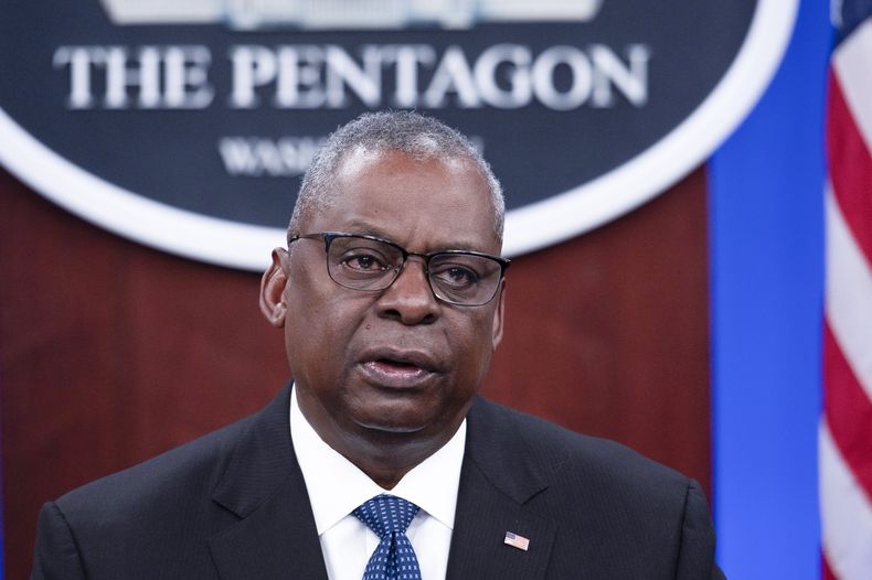 ARCHIVO - El secretario de Defensa de Estados Unidos, Lloyd Austin, habla en una reunión virtual con el Grupo de Contacto de Defensa de Ucrania, el 22 de noviembre de 2023, en el Pentágono, en Washington. (AP Foto/Cliff Owen, archivo)