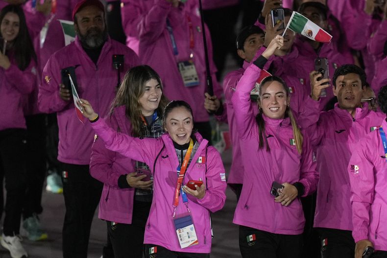 La delegación de México durante la ceremonia de inauguración de los Juegos Panamericanos en Santiago, Chile, el viernes 20 de octubre de 2023. (AP Foto/Silvia Izquierdo)