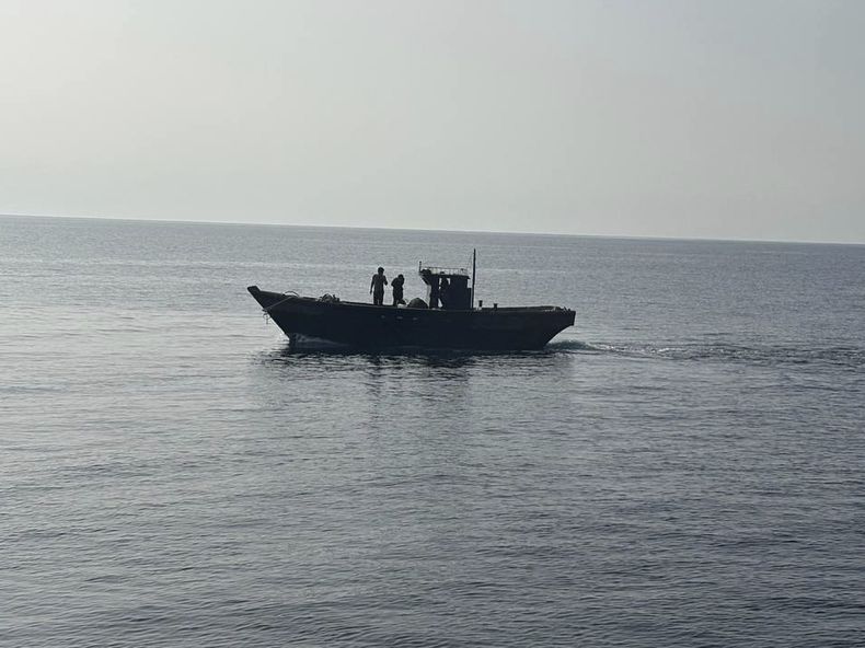 En esta fotografía proporcionada por el Ministerio de Unificación de Corea del Sur, un barco de madera con individuos norcoreanos a bordo navega hacia el norte en el mar del Este, el miércoles 9 de julio de 2025. (Ministerio de Unificación de Corea del Sur vía AP)