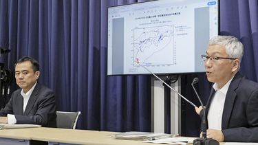 Funcionarios de la Agencia Meteorológica de Japón y de la Oficina del Gabinete, hablan en una conferencia de prensa para anunciar el fin de la campaña para aumentar la precaución y la preparación ante un posible megaterremoto en la costa del Pacífico, en la oficina de la agencia en Tokio, el jueves 15 de agosto de 2024. (Kyodo News vía AP)