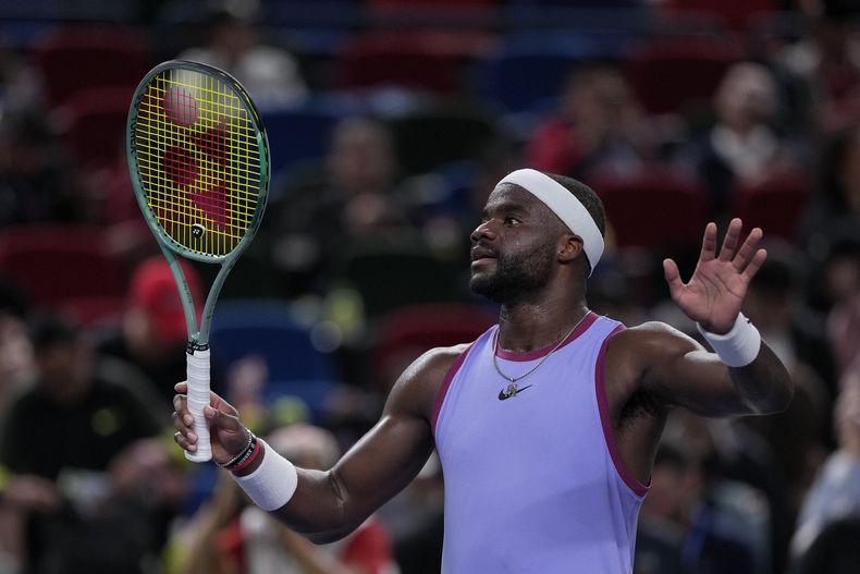 ARCHIVO - Fotodel 7 de octubre del 2024, el estadounidense Frances Tiafoe saluda a los espectadores en el Masters de Shanghai al vencer al chino Zhou Yi. El jueves 14 de noviembre del 2024, multan a Tiafoe, pero evita la suspensión tras insultar al umpire. (AP Foto/Andy Wong)