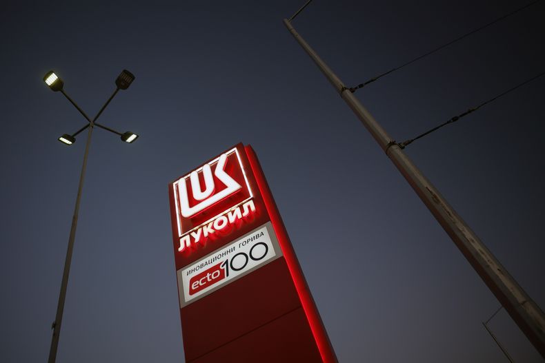 El logo de una gasolinera de Lukoil, iluminado en Sofía, Bulgaria, el 28 de octubre de 2025. (AP Foto/Valentina Petrova)
