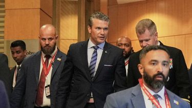 El secretario de Defensa de Estados Unidos, Pete Hegseth, sale de una reunión bilateral con su homólogo de Malasia, Mohamed Khaled Nordin, antes de la reunión de ministros de Defensa de la Asociación de Naciones del Sureste Asiático (ASEAN), el jueves 30 de octubre de 2025, en Kuala Lumpur, Malasia. (AP Foto/Dita Alangkara)