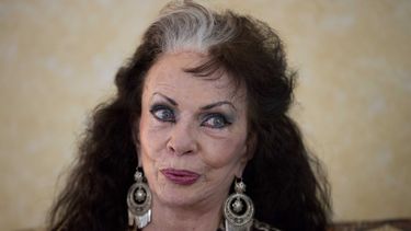 ARCHIVO - La bailarina Yolanda Montes Tongolele, durante una entrevista en la Ciudad de México el 18 de marzo de 2014. (Foto AP/Eduardo Verdugo, archivo)