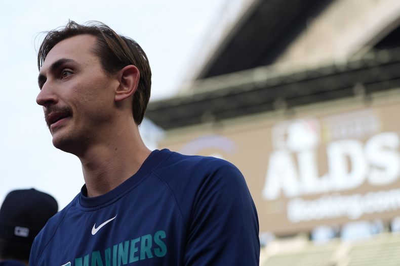 George Kirby, de los Marineros de Seattle, camina durante una práctica de bateo el viernes 3 de octubre de 2025 (AP Foto/Lindsey Wasson)