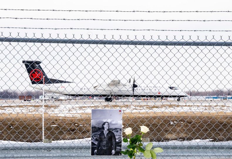 Un avión de Air Canada Express despega en Montreal, el miércoles 25 de marzo de 2026, detrás de un altar improvisado en memoria del piloto de Air Canada Jazz Antoine Forest, que murió cuando su avión chocó con un vehículo de emergencia en el aeropuerto de LaGuardia, en Nueva York. (Christinne Muschi/The Canadian Press vía AP)