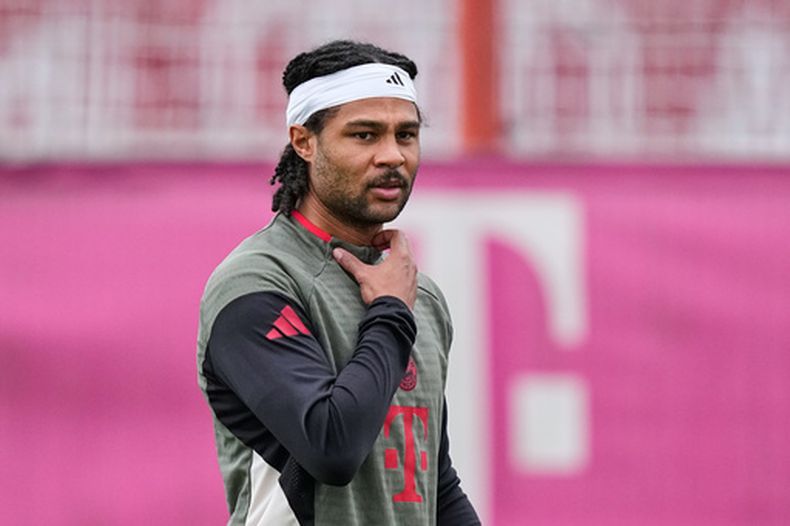 Serge Gnabry del Bayern Múnich durante un entrenamiento previo al partido contra Real Madrid en los cuartos de final de la Liga de Campeones, el martes 14 de abril de 2026, en Múnich. (AP Foto/Matthias Schrader)