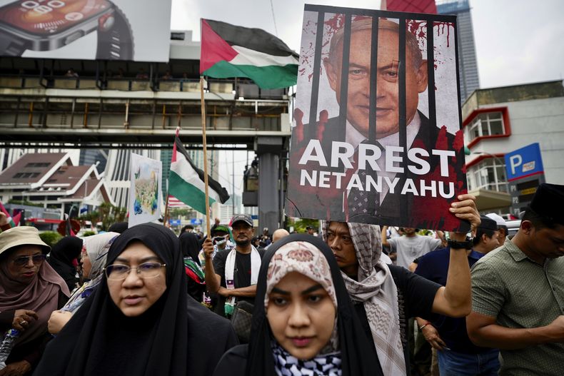 Manifestantes con banderas palestinas marchan frente a la embajada estadounidense en Kuala Lumpur, Malasia, durante una protesta contra los ataques de Israel contra Irán, el viernes 20 de junio de 2025. (AP Foto/Vincent Thian)