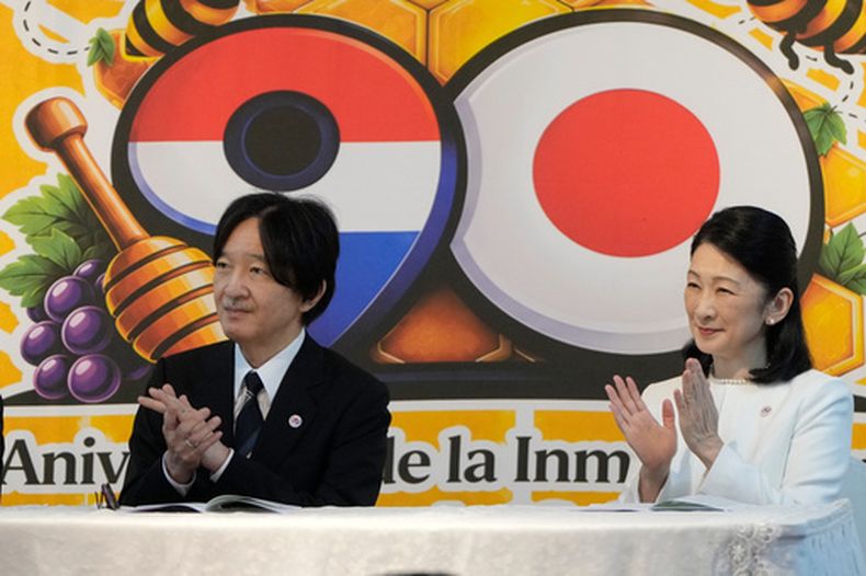 El príncipe Akishino de Japón y la princesa Kiko aplauden durante un almuerzo en La Colmena, Paraguay, el sábado 22 de agosto de 2026, como parte de una gira de buena voluntad de seis días para conmemorar el 90no aniversario de la inmigración japonesa a Paraguay. (Foto AP/Jorge Saenz)