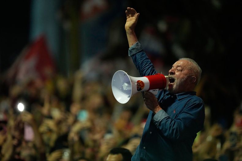 El presidente de Brasil, Luiz Inácio Lula da Silva, se dirige a sus seguidores durante un mitin tras ganar un cuarto mandato en la segunda vuelta de las presidenciales, en la avenida Paulista de Sao Paulo, Brasil, el domingo 25 de octubre de 2026. (AP Foto/Natacha Pisarenko)