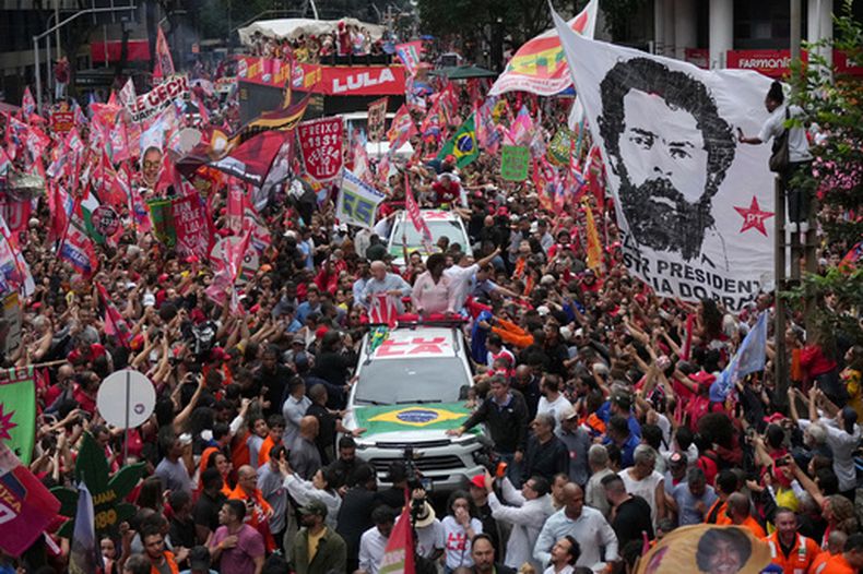 El presidente brasileño Luiz Inácio Lula da Silva (en el centro), quien se postula a la reelección, acompañado por los candidatos al Senado Benedita da Silva, a la derecha, y Pedro Paulo, asiste a un mitin de campaña en Río de Janeiro, Brasil, el viernes 2 de octubre de 2026. (AP Foto/Silvia Izquierdo)