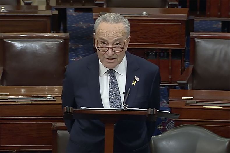En esta imagen de un video distribuida por Senate TV, el líder de la mayoría demócrata en el Senado, Chuck Schumer, habla en el recinto, Washington, 14 de marzo de 2024. Schumer, quien llama a Israel a realizar elecciones, sostuvo que el primer ministro Benjamin Netanyahy ha perdido el rumbo en medio de bombardeo de Gaza y la crisis humanitaria en el territorio. (Senate TV via AP)