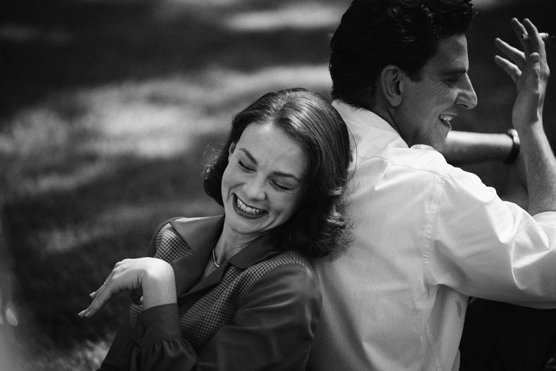 En esta imagen proporcionada por Netflix Carey Mulligan como Felicia Montealegre, izquierda, y Bradley Cooper como Leonard Bernstein en una escena de Maestro. (Jason McDonald/Netflix vía AP)