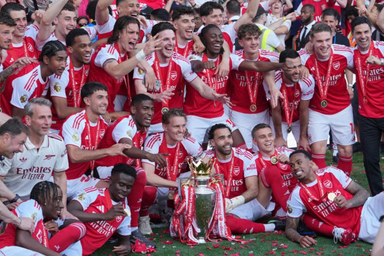 Los jugadores de Arsenal celebran tras coronarse campeones de la Liga Premier, el domingo 24 de mayo de 2026, en Londres. (AP Foto/Kin Cheung)