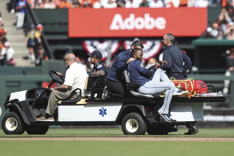 El derecho dominicano de los Marineros de Seattle Victor Robles abandona lesionado el juego ante los Gigantes de San Francisco el domingo 6 de abril del 2025. (AP Foto/Kavin Mistry)