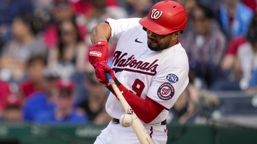 El dominicano Jeimer Candelario, de los Nacionales de Washington, batea un doble en el juego del sábado 20 de mayo de 2023, ante los Tigres de Detroit (AP Foto/Alex Brandon)
