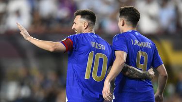 Lionel Messi, de la selección argentina, festeja con su compañero Julián Álvarez tras marcar ante Guatemala en un amistoso, el viernes 14 de junio de 2024, en Landover, Maryland (AP Foto/Nick Wass)