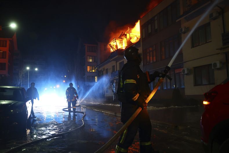 Bomberos combaten las llamas de una vivienda que fue impactada por un dron ruso en un vecindario residencial en Zaporiyia, Ucrania, el sábado 1 de marzo de 2025. (AP Foto/Kateryna Klochko)