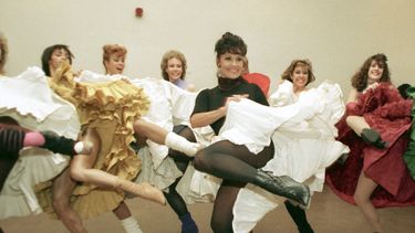 ARCHIVO - La estrella de Broadway Chita Rivera, frente, y las Rockettes del Radio City Music Hall ensayan Can Can de Cole Porter en Nueva York el 21 de enero de 1988. (Foto AP/Marty Lederhandler, archivo)