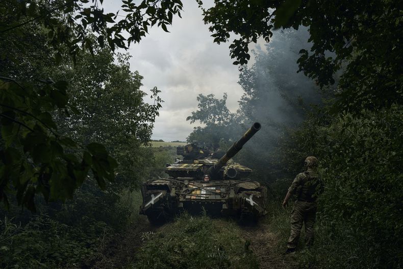 Un tanque de guerra del ejército ucraniano se dirige a su posición militar cerca de Bájmut, en la región de Donetsk, Ucrania, el sábado 17 de junio de 2023. (AP Foto/Libkos)