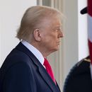 El presidente estadounidense Donald Trump espera por la llegada del primer ministro de Irlanda, Micheál Martin, en la Casa Blanca, Washington, el miércoles 12 de marzo de 2025. (AP Foto/Alex Brandon)