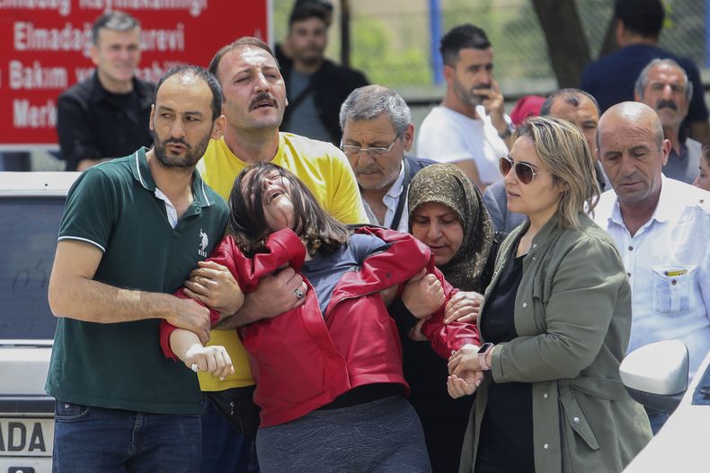 Escena afuera de una fábrica de cohetes y explosivos de la empresa estatal Mechanical and Chemical Industry Corporation donde ocurrió una explosión y murieron cinco trabajadores que estaban dentro, en las afueras de Ankara, Turquía, el sábado 10 de junio de 2023. (Yavuz Ozden/DIA Imágenes vía AP)