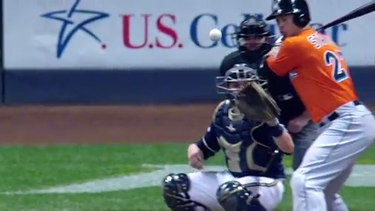 americateve | El líder de carreras impulsadas de las Grandes Ligas fue golpeado por un lanzamiento de 88 millas por hora ejecutado por el pitcher Mike Fiers, de los Cerveceros.