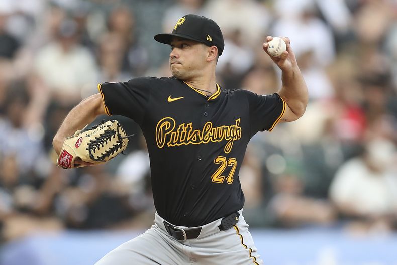 Marco Gonzales, de los Piratas de Pittsburgh, hace un lanzamiento en el juego del viernes 12 de julio de 2024, ante los Medias Blancas de Chicago (AP Foto/Melissa Tamez)