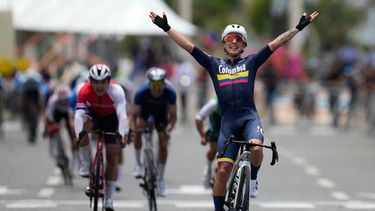 El colombiano Nicolas Gómez celebra al ganar la medalla de oro de la carrera de ruta del ciclismo de los Juegos Centroamericanos y del Caribe, el domingo 2 de agosto de 2026, en Santo Domingo. (AP Foto/Fernando Vergara)