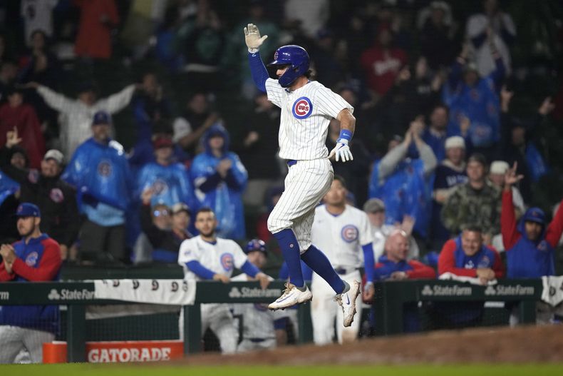 El jugador de los Cachorros de Chicago Dansby Swanson celebra su jonrón de dos carreras contra los Rojos de Cincinnati durante el octavo inning de su juego de béisbol el domingo 2 de junio de 2024 en Chicago. (AP Foto/Charles Rex Arbogast)