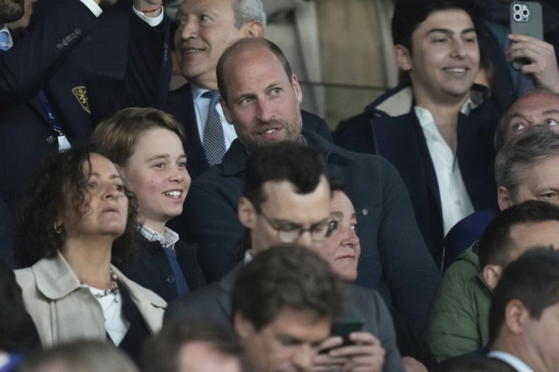 El príncipe Guillermo y su hijo Jorge presencian el partido del Aston Villa en la cancha del París Saint-Germain, el miércoles 9 de abril de 2025 (AP Foto/Thibault Camus)