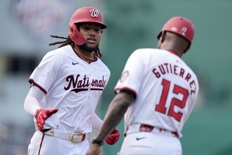 James Wood, de los Nacionales de Washington, es felicitado por el coach de la antesala Ricky Gutiérrez, luego de batear un jonrón de tres carreras ante los Nacionales de Washington, el sábado 6 de julio de 2024 (AP Foto/Mark Schiefelbein)