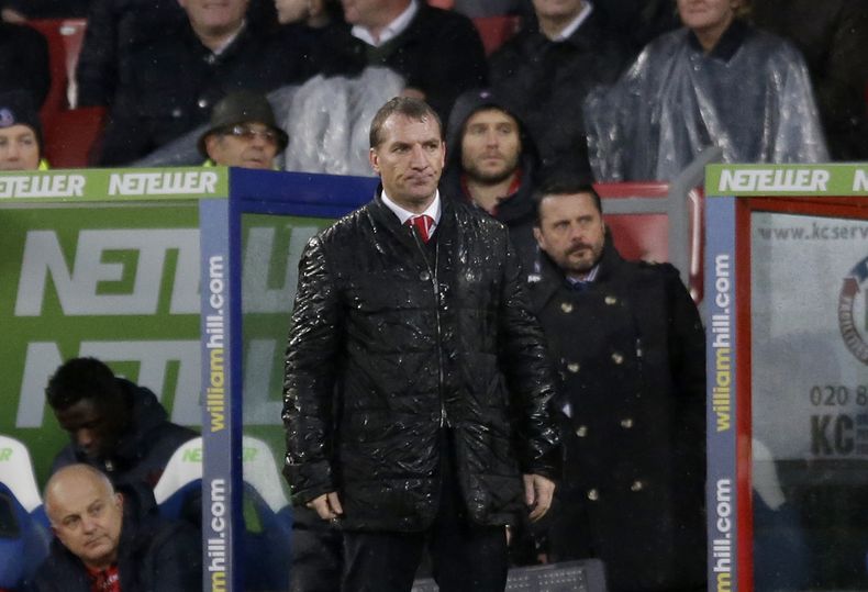 El t&eacute;cnico de Liverpool, Brendan Rodgers, observa un partido contra Crystal Palace en la liga Premier el domingo, 23 de noviembre de 2014, en Londres. (AP Photo/Matt Dunham)