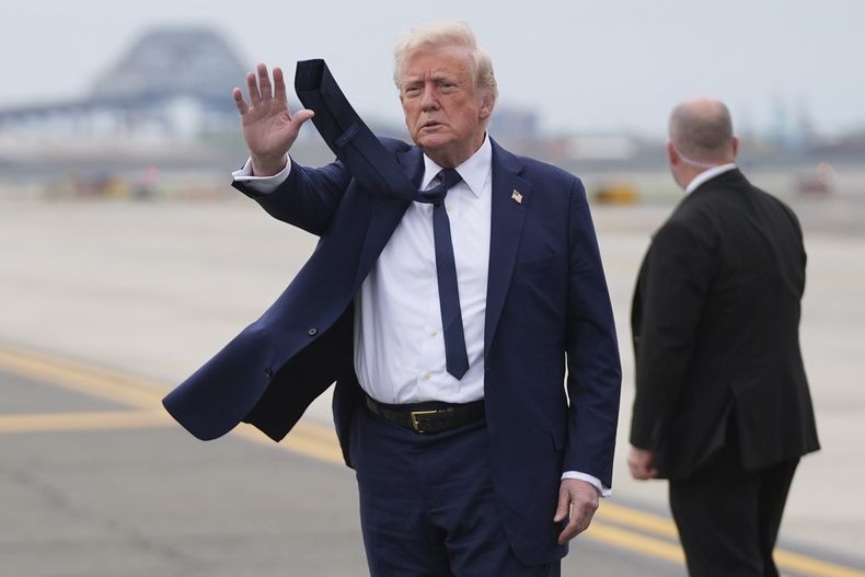 El presidente Donald Trump saluda a su llegada al Aeropuerto Internacional Newark Liberty en Newark, Nueva Jersey, el sábado 26 de abril de 2025, al regresar de un viaje para asistir al funeral del papa Francisco en el Vaticano. (AP Foto/Evan Vucci)