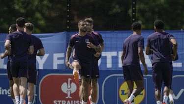 Kyle Walker calienta con sus compañeros de equipo durante una sesión de entrenamiento en Blankenhain, Alemania, el lunes 24 de junio de 2024 antes de su partido del Grupo C contra Eslovenia en la Eurocopa 2024. (AP Foto/Thanassis Stavrakis)